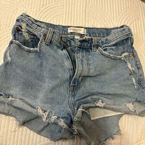 Size 2 Abercrombie & fitch shorts like new:)!
